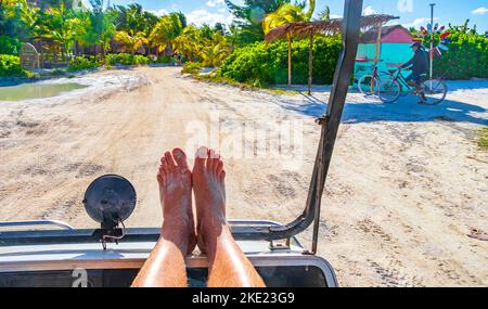 Golfwagen-Buggy-Fahrt mit den Füßen auf der Insel Isla Holbox in Quintana Roo Mexiko. Stockfoto