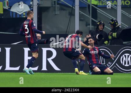 Mailand Italien . 9. November 2022 Charalampos Lykogiannis vom FC Bologna feiert am 9. November 2022 in Mailand Italien das erste Tor seines Teams mit Teamkollegen beim Serie-A-Spiel zwischen dem FC Internazionale und dem FC Bologna im Stadio Giuseppe Meazza. Stockfoto
