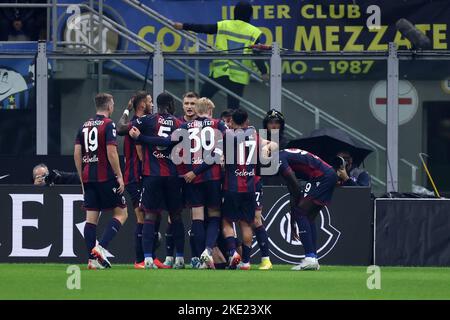 Mailand Italien . 9. November 2022 Charalampos Lykogiannis vom FC Bologna feiert am 9. November 2022 in Mailand Italien das erste Tor seines Teams mit Teamkollegen beim Serie-A-Spiel zwischen dem FC Internazionale und dem FC Bologna im Stadio Giuseppe Meazza. Stockfoto
