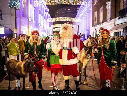 NUR FÜR REDAKTIONELLE VERWENDUNG Allgemeine Ansichten zur Enthüllung der diesjährigen Weihnachtsbeleuchtung auf der kurioserweise weihnachtlichen Belgravia-Veranstaltung in London. Bilddatum: Mittwoch, 9. November 2022. Stockfoto