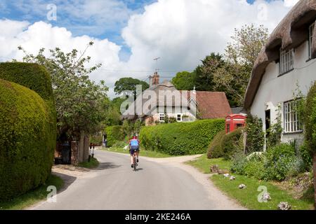 Das Dorf Great Durnford am Avon-Fluss bei Salisbury, Wiltshire, England Stockfoto