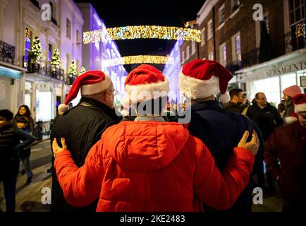 NUR FÜR REDAKTIONELLE VERWENDUNG Allgemeine Ansichten zur Enthüllung der diesjährigen Weihnachtsbeleuchtung auf der kurioserweise weihnachtlichen Belgravia-Veranstaltung in London. Bilddatum: Mittwoch, 9. November 2022. Stockfoto