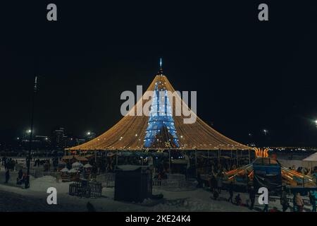Neujahrsbaum in Kazan. Der wichtigste Weihnachtsbaum der Stadt. Weihnachtsbaum in bunten Lichtern. Weihnachtsdekoration für das neue Jahr. Stockfoto