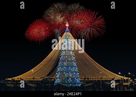 Neujahrsbaum in Kazan. Der wichtigste Weihnachtsbaum der Stadt. Weihnachtsbaum in bunten Lichtern. Weihnachtsdekoration für das neue Jahr. Feuerwerk über den Urlaub Stockfoto