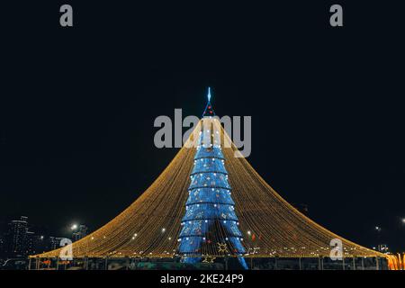 Neujahrsbaum in Kazan. Der wichtigste Weihnachtsbaum der Stadt. Weihnachtsbaum in bunten Lichtern. Weihnachtsdekoration für das neue Jahr. Stockfoto