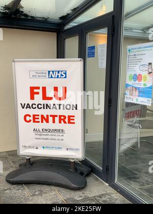 Bagshot, Surrey, Großbritannien. 7.. November 2022. Ein NHS-Grippeimpfungszentrum in Bagshot. Menschen über 50 werden in diesem Herbst dazu ermutigt, ihre Grippejabs zu bekommen. Der NHS hat seit September dieses Jahres 13,2 Millionen Grippeimpfungen verabreicht. Quelle: Maureen McLean/Alamy Stockfoto