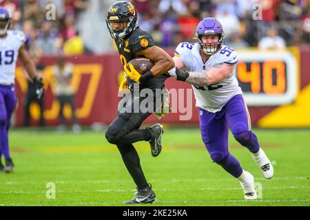 Landover, MD, USA. 6.. November 2022. Minnesota Vikings Defensive Tackle James Lynch (92) versucht, Washington Commanders anzugreifen Tight End Armani Rogers (88) während des NFL-Spiels zwischen den Minnesota Vikings und den Washington Commanders in Landover, MD. Reggie Hildred/CSM/Alamy Live News Stockfoto