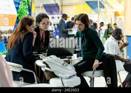 Sharm El Sheijk, Ägypten. 09.. November 2022. Die Teilnehmer sitzen in einem Pavillon während des Finanztages der UN-Klimakonferenz COP27, die von der UNFCCC im Sharm El-Sheikh International Convention Center veranstaltet wird. COP27, das vom 6. Bis 18. November in Sharm El Sheikh läuft, konzentriert sich auf die Umsetzung von Maßnahmen, die bereits während der vorherigen Bullen vereinbart wurden. Die Konferenz in Sharm El Sheikh konzentriert sich auch auf die schwächsten Gemeinschaften, da die Klimakrise die Lebensbedingungen der ohnehin am stärksten benachteiligten Menschen verschärft. Kredit: SOPA Images Limited/Alamy Live Nachrichten Stockfoto