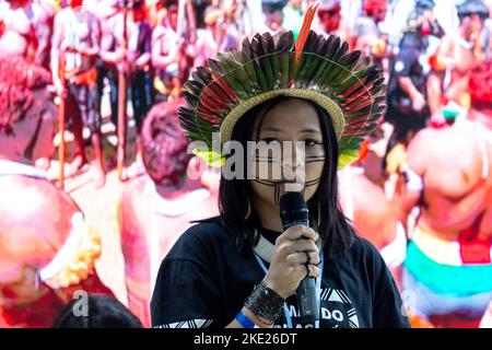 Sharm El Sheijk, Ägypten. 09.. November 2022. Eine indigene Frau spricht im Pavillon der indigenen Völker während der UN-Klimakonferenz COP27, die von der UNFCCC im Sharm El-Sheikh International Convention Center veranstaltet wird. COP27, das vom 6. Bis 18. November in Sharm El Sheikh läuft, konzentriert sich auf die Umsetzung von Maßnahmen, die bereits während der vorherigen Bullen vereinbart wurden. Die Konferenz in Sharm El Sheikh konzentriert sich auch auf die schwächsten Gemeinschaften, da die Klimakrise die Lebensbedingungen der ohnehin am stärksten benachteiligten Menschen verschärft. Kredit: SOPA Images Limited/Alamy Live Nachrichten Stockfoto