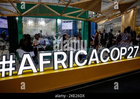 Sharm El Sheijk, Ägypten. 09.. November 2022. Die Teilnehmer sitzen in einem afrikanischen Pavillon während der UN-Klimakonferenz COP27, die von der UNFCCC im Sharm El-Sheikh International Convention Center veranstaltet wird. COP27, das vom 6. Bis 18. November in Sharm El Sheikh läuft, konzentriert sich auf die Umsetzung von Maßnahmen, die bereits während der vorherigen Bullen vereinbart wurden. Die Konferenz in Sharm El Sheikh konzentriert sich auch auf die schwächsten Gemeinschaften, da die Klimakrise die Lebensbedingungen der ohnehin am stärksten benachteiligten Menschen verschärft. Kredit: SOPA Images Limited/Alamy Live Nachrichten Stockfoto