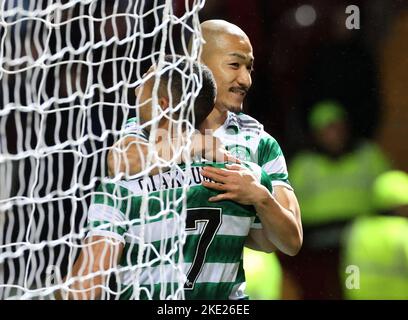 Daizen Maeda (rechts) von Celtic feiert das zweite Tor ihrer Mannschaft während des Cinch Premiership-Spiels in Fir Park, Motherwell. Bilddatum: Dienstag, 9. November 2022. Stockfoto