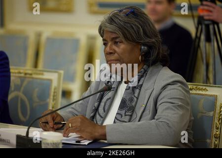 Kiew, Ukraine. 08.. November 2022. Die Botschafterin der Vereinigten Staaten bei den Vereinten Nationen, Linda Thomas-Greenfield, traf am 8. November 2022 im Mariinsky-Palast in Kiew, Ukraine, den ukrainischen Präsidenten Wolodymyr Zelenskyy persönlich. Kredit: Ukrainische Präsidentschaft/Ukrainische Presidential Press Office/Alamy Live Nachrichten Stockfoto