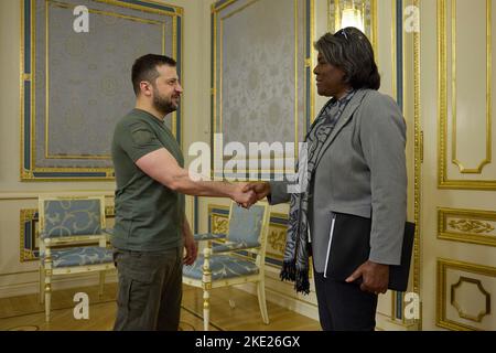 Kiew, Ukraine. 08.. November 2022. Der ukrainische Präsident Wolodymyr Zelenskyy, links, begrüßt die Botschafterin der Vereinigten Staaten bei den Vereinten Nationen, Linda Thomas-Greenfield, rechts, am 8. November 2022 im Mariinsky-Palast in Kiew, Ukraine. Kredit: Ukrainische Präsidentschaft/Ukrainische Presidential Press Office/Alamy Live Nachrichten Stockfoto