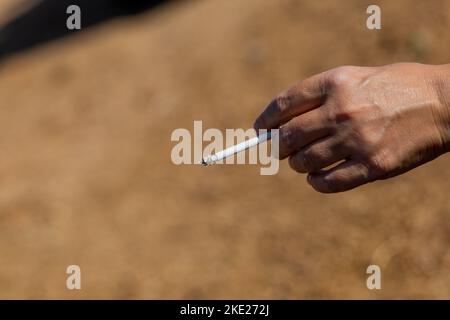 Eine Person, die raucht, eine Frau mit einer Zigarette in der Hand Stockfoto