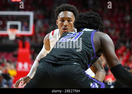 College Park, MD, USA. 07.. November 2022. Maryland-Wasserschildkröten wachen Jahmir Young (1), die während des NCAA-Basketballspiels zwischen den Maryland-Wasserschildkröten und den Niagara Purple Eagles im Xfinity Center in College Park, MD, Verteidigung spielen. Reggie Hildred/CSM/Alamy Live News Stockfoto