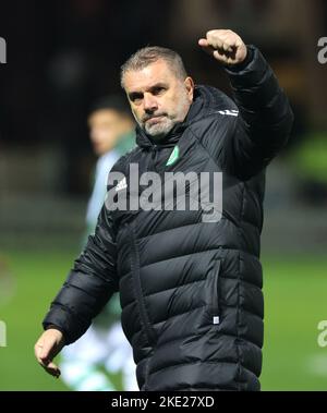 Celtic-Managerin Ange Postecoglou begrüßt die Fans nach dem Cinch Premiership-Spiel im Fir Park, Motherwell. Bilddatum: Dienstag, 9. November 2022. Stockfoto