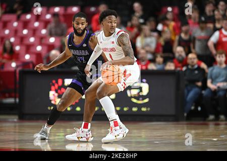 College Park, MD, USA. 07.. November 2022. Der Maryland-Wasserschildkrötenschütze Jahmir Young (1) dribbelt den Ball während des NCAA-Basketballspiels zwischen den Maryland-Wasserschildkröten und den Niagara Purple Eagles im Xfinity Center in College Park, MD. Reggie Hildred/CSM/Alamy Live News Stockfoto