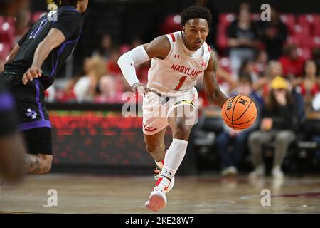 College Park, MD, USA. 07.. November 2022. Der Maryland-Wasserschildkrötenschütze Jahmir Young (1) dribbelt den Ball während des NCAA-Basketballspiels zwischen den Maryland-Wasserschildkröten und den Niagara Purple Eagles im Xfinity Center in College Park, MD. Reggie Hildred/CSM/Alamy Live News Stockfoto