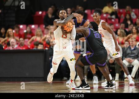 College Park, MD, USA. 07.. November 2022. Hakim Hart (13) stiehlt den Ball während des NCAA-Basketballspiels zwischen den Maryland-Schildkröten und den Niagara Purple Eagles im Xfinity Center im College Park, MD. Reggie Hildred/CSM/Alamy Live News Stockfoto