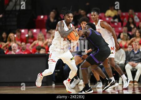 College Park, MD, USA. 07.. November 2022. Hakim Hart (13) stiehlt den Ball während des NCAA-Basketballspiels zwischen den Maryland-Schildkröten und den Niagara Purple Eagles im Xfinity Center im College Park, MD. Reggie Hildred/CSM/Alamy Live News Stockfoto