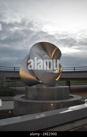 Die Skulptur 'Cycloidal Form' von Keith McCarter vor dem Hotel La Tour, Milton Keynes. Stockfoto