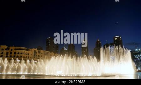 DUBAI, VEREINIGTE ARABISCHE EMIRATE, VAE - 20. NOVEMBER 2017: Nachttanzende Springbrunnen, wunderschöne Wasserströme, Licht und Musik auf dem Hintergrund von Wolkenkratzern. Hochwertige Fotos Stockfoto