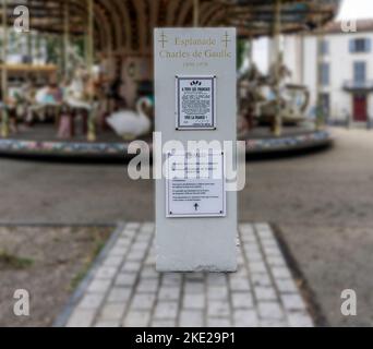 Ein Straßenschild und ein Denkmal für Charles De Gaulle auf der Esplanade Charles De Gaulle in Arles, Frankreich. Hintergrund unscharf. Stockfoto