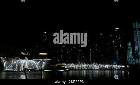 DUBAI, VEREINIGTE ARABISCHE EMIRATE, VAE - 20. NOVEMBER 2017: Nachttanzende Springbrunnen, wunderschöne Wasserströme, Licht und Musik auf dem Hintergrund von Wolkenkratzern. Hochwertige Fotos Stockfoto