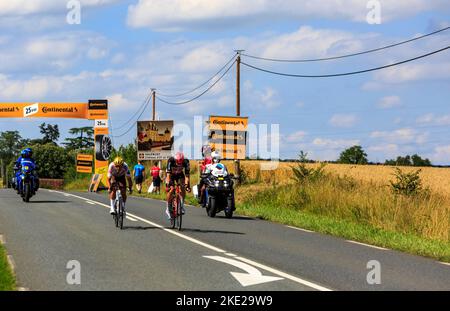 Les Vignes du Chateau, Frankreich - Juli 1,2021: Bild des abtrünnigen Fahrens auf einer Feldstraße während der Tour de France 2021. Stockfoto