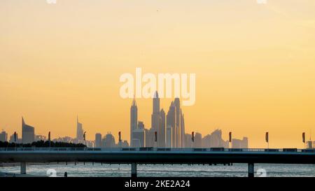 DUBAI, VEREINIGTE ARABISCHE EMIRATE, VAE - 20. NOVEMBER 2017: Hotel Jumeirah Al Naseem in der Nähe des Burj al Arab. Bei Sonnenuntergang, in der Ferne, können Sie Wolkenkratzer sehen. Hochwertige Fotos Stockfoto