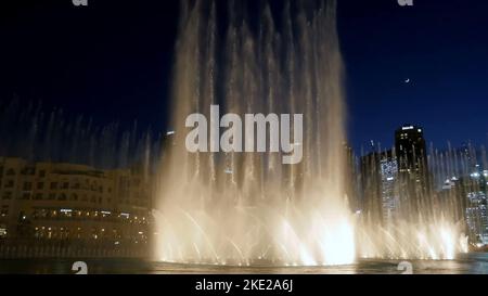 DUBAI, VEREINIGTE ARABISCHE EMIRATE, VAE - 20. NOVEMBER 2017: Nachttanzende Springbrunnen, wunderschöne Wasserströme, Licht und Musik auf dem Hintergrund von Wolkenkratzern. Hochwertige Fotos Stockfoto