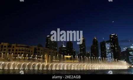 DUBAI, VEREINIGTE ARABISCHE EMIRATE, VAE - 20. NOVEMBER 2017: Nachttanzende Springbrunnen, wunderschöne Wasserströme, Licht und Musik auf dem Hintergrund von Wolkenkratzern. Hochwertige Fotos Stockfoto