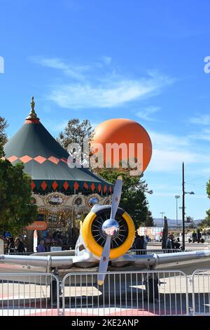 IRVINE, KALIFORNIEN - 04. NOVEMBER 2022: Ballonfahrt, Karussell und Vintage Airplane im Orange County Great Park. Stockfoto