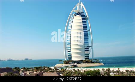 DUBAI, VEREINIGTE ARABISCHE EMIRATE, VAE - 20. NOVEMBER 2017: Hotel JUMEIRAH Burj al Arab. Wasserpark Wild Wadi, Blick von oben. Hochwertige Fotos Stockfoto