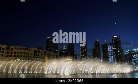 DUBAI, VEREINIGTE ARABISCHE EMIRATE, VAE - 20. NOVEMBER 2017: Nachttanzende Springbrunnen, wunderschöne Wasserströme, Licht und Musik auf dem Hintergrund von Wolkenkratzern. Hochwertige Fotos Stockfoto