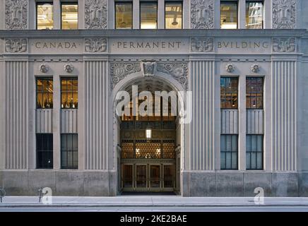 Toronto, Kanada - November 2022: Nahaufnahme der verzierten Steindekorationen auf einem Bankgebäude im Finanzviertel von Toronto an der Bay Street, Nachteile Stockfoto