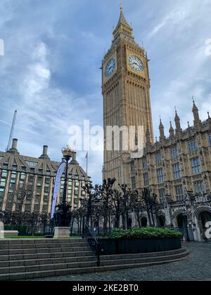 Westminster, London, Großbritannien. 8.. November 2022. Big Ben am Palace of Westminster in London vom New Palace Yard aus gesehen. Es ist eine weitere Woche voller Turbulenzen in der Welt der Politik, da sich herausstellte, dass Sir Gavin Williamson, Abgeordneter, während er Verteidigungsminister war, einem hochrangigen Beamten angeblich sagte, er solle sich „die Kehle durchschneiden“. Es gibt Aufrufe, ihn zu entlassen. Quelle: Maureen McLean/Alamy Stockfoto