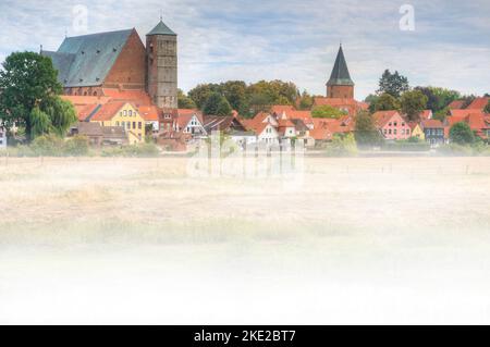 An einem Septembermorgen erwacht die Stadt Verden in einer malerischen Idylle direkt an der aller. Stockfoto