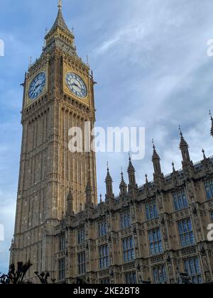 Westminster, London, Großbritannien. 8.. November 2022. Big Ben am Palace of Westminster in London vom New Palace Yard aus gesehen. Es ist eine weitere Woche voller Turbulenzen in der Welt der Politik, da sich herausstellte, dass Sir Gavin Williamson, Abgeordneter, während er Verteidigungsminister war, einem hochrangigen Beamten angeblich sagte, er solle sich „die Kehle durchschneiden“. Es gibt Aufrufe, ihn zu entlassen. Quelle: Maureen McLean/Alamy Stockfoto