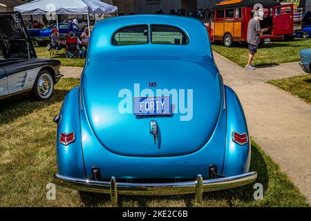 Des Moines, IA - 02. Juli 2022: Hochperspektivische Rückansicht eines Ford Deluxe Coupés aus dem Jahr 1940 auf einer lokalen Automobilausstellung. Stockfoto