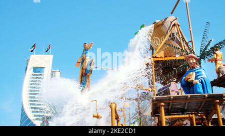 DUBAI, VEREINIGTE ARABISCHE EMIRATE, VAE - 20. NOVEMBER 2017: Hotel JUMEIRAH BEACH HOTEL in der Nähe von Burj al Arab. Wasserpark Wild Wadi, auf dem Gebiet des Hotelkomplexes. Hochwertige Fotos Stockfoto