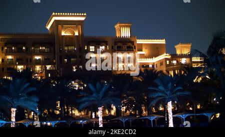 DUBAI, VEREINIGTE ARABISCHE EMIRATE, VAE - 20. NOVEMBER 2017: Das Hotel Jumeirah Al Qasr Madinat, der Blick auf das Hotel in der Nacht, alles in den Lichtern, leuchtet. Hochwertige Fotos Stockfoto