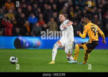 Wolverhampton, Großbritannien. 09.. November 2022. Luke Ayling #2 von Leeds United nimmt Chem Campbell #77 von Wolverhampton Wandererswährend des Carabao Cup Spiels Wolverhampton Wanderers gegen Leeds United in Molineux, Wolverhampton, Großbritannien, 9.. November 2022 (Foto von Mike Jones/News Images) in Wolverhampton, Großbritannien am 11/9/2022. (Foto von Mike Jones/News Images/Sipa USA) Quelle: SIPA USA/Alamy Live News Stockfoto