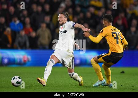 Wolverhampton, Großbritannien. 09.. November 2022. Luke Ayling #2 von Leeds United nimmt Chem Campbell #77 von Wolverhampton Wandererswährend des Carabao Cup Spiels Wolverhampton Wanderers gegen Leeds United in Molineux, Wolverhampton, Großbritannien, 9.. November 2022 (Foto von Mike Jones/News Images) in Wolverhampton, Großbritannien am 11/9/2022. (Foto von Mike Jones/News Images/Sipa USA) Quelle: SIPA USA/Alamy Live News Stockfoto