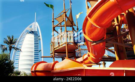 DUBAI, VEREINIGTE ARABISCHE EMIRATE, VAE - 20. NOVEMBER 2017: Hotel JUMEIRAH BEACH HOTEL in der Nähe von Burj al Arab. Wasserpark Wild Wadi, auf dem Gebiet des Hotelkomplexes. Hochwertige Fotos Stockfoto