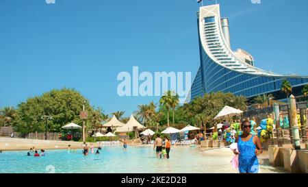 DUBAI, VEREINIGTE ARABISCHE EMIRATE, VAE - 20. NOVEMBER 2017: Hotel JUMEIRAH BEACH HOTEL in der Nähe von Burj al Arab. Wasserpark Wild Wadi, auf dem Gebiet des Hotelkomplexes. Hochwertige Fotos Stockfoto