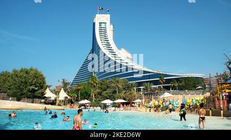 DUBAI, VEREINIGTE ARABISCHE EMIRATE, VAE - 20. NOVEMBER 2017: Hotel JUMEIRAH BEACH HOTEL in der Nähe von Burj al Arab. Wasserpark Wild Wadi, auf dem Gebiet des Hotelkomplexes. Hochwertige Fotos Stockfoto