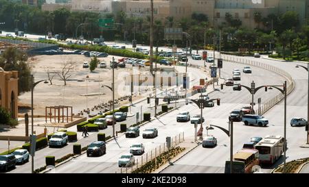 DUBAI, VEREINIGTE ARABISCHE EMIRATE, VAE - 20. NOVEMBER 2017: Der Verkehr bewegt sich am Nachmittag entlang einer belebten Stadtstraße. Ein Blick von oben. Autobahn durch die Stadt. Hochwertige Fotos Stockfoto