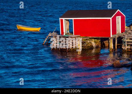 Rotes 'Stage'-Gebäude und gelbe Dory, Joe Batts Arm, Neufundland und Labrador NL, Kanada Stockfoto