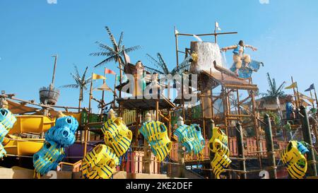 DUBAI, VEREINIGTE ARABISCHE EMIRATE, VAE - 20. NOVEMBER 2017: Hotel Jumeirah Al Naseem in der Nähe von Burj al Arab. Wasserpark Wild Wadi, auf dem Gelände des Hotels. Hochwertige Fotos Stockfoto